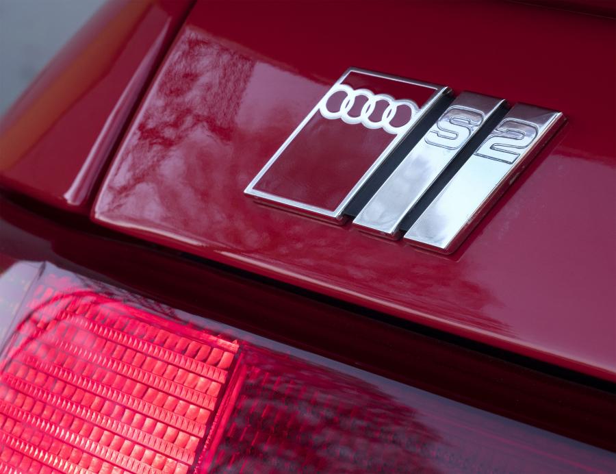 Логотип Audi S2 Coupe (89, 8B) 1990 года  (UK) (фото 3 из 25)